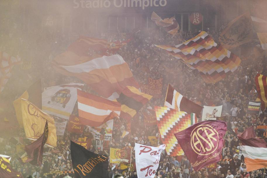 Roma-Milan, lo spettacolo comincia sugli spalti con l&#39;Olimpico pieno. Ansa